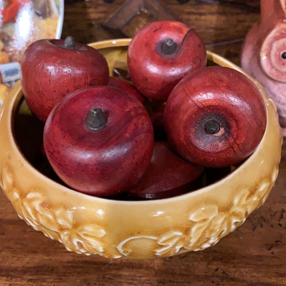 Vintage crackle bowl with wooden apples - Picture 2 of 12